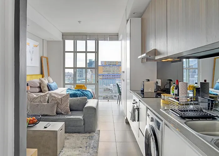 Emily - Sunny 1 Bed Apartment With Stunning City & Ocean Views